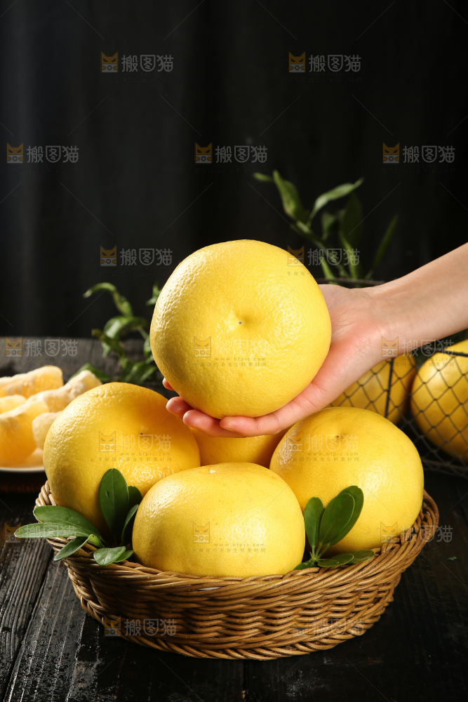 手里拿着葡萄柚
