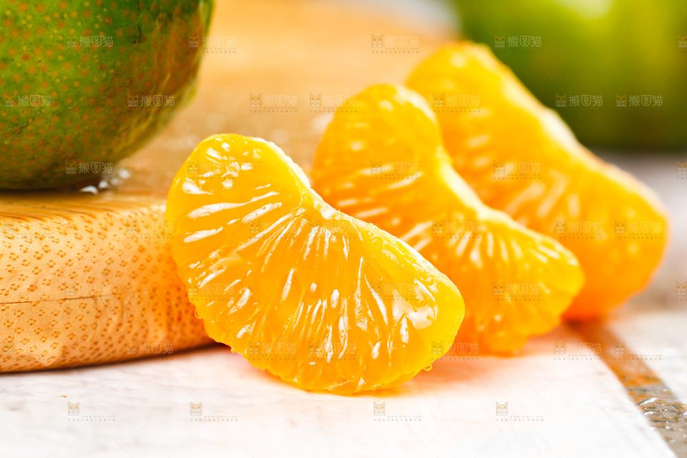 木板上放着蜜桔果肉