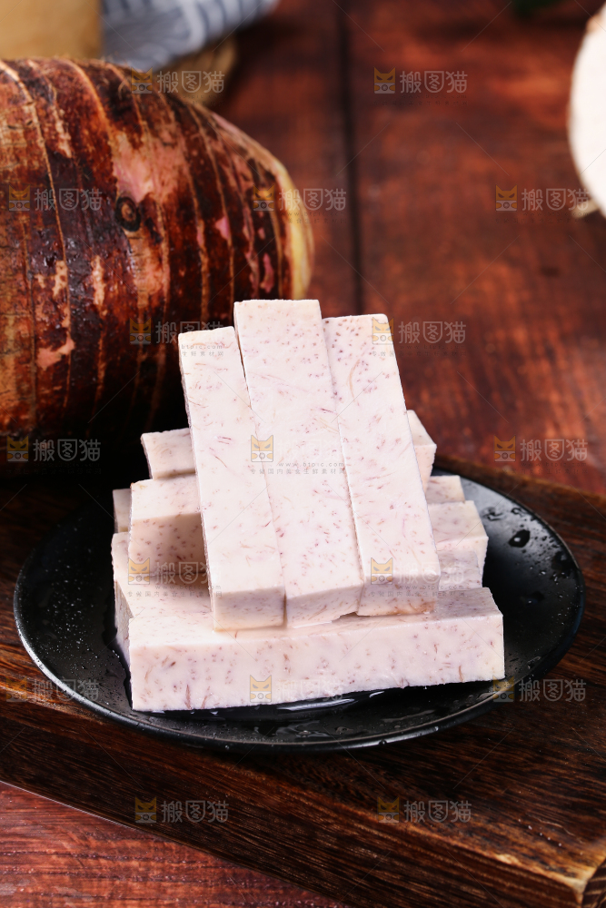 盘子里装着切块的荔浦芋头