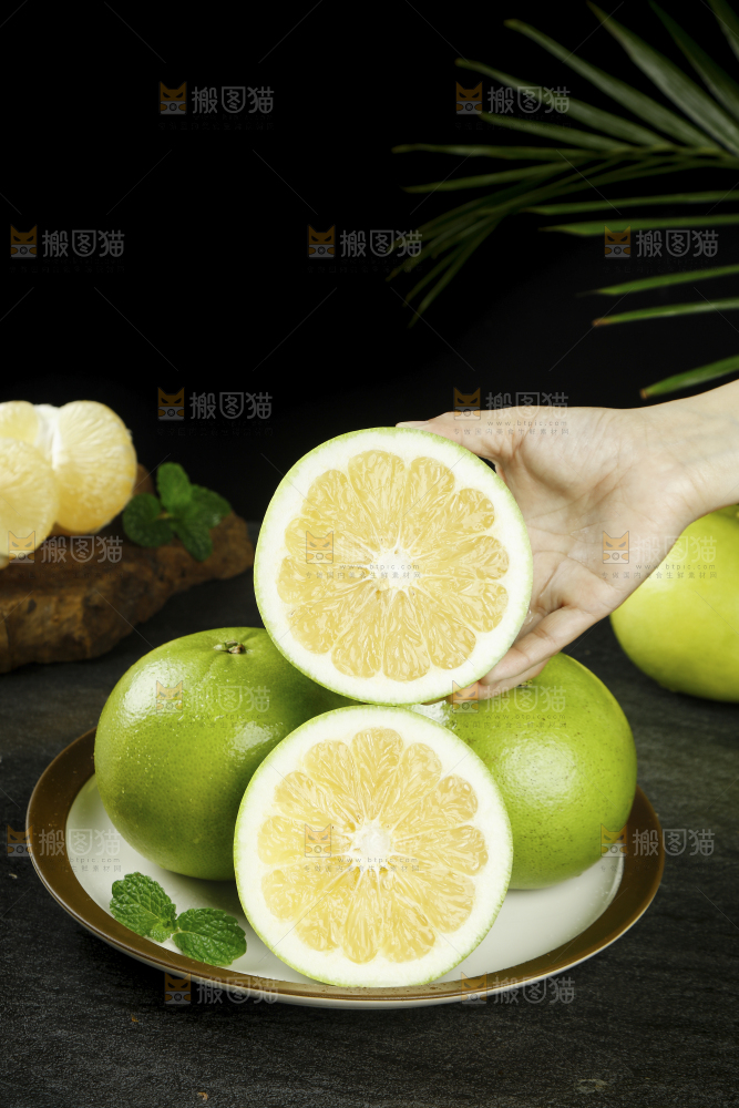 手里拿着切开的葡萄柚