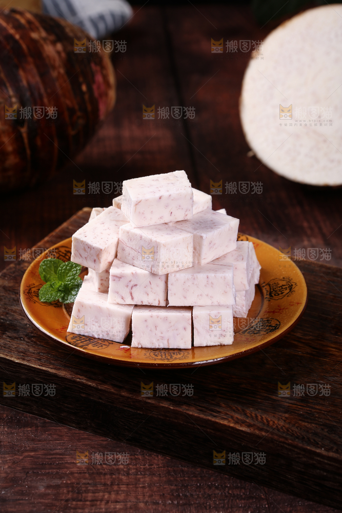 盘子里装着切块的荔浦芋头