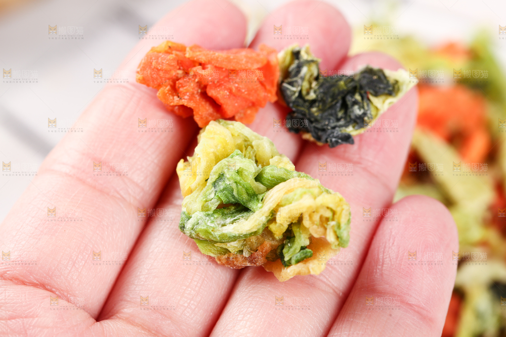 手里拿着脱水蔬菜