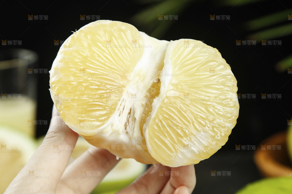 手里拿着青葡萄柚果肉