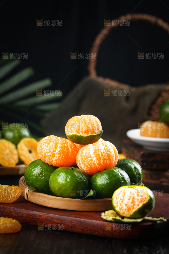 篮子里装着清香茶橘