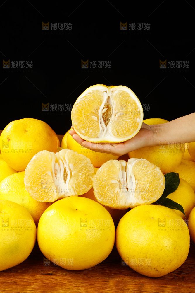手里拿着葡萄柚