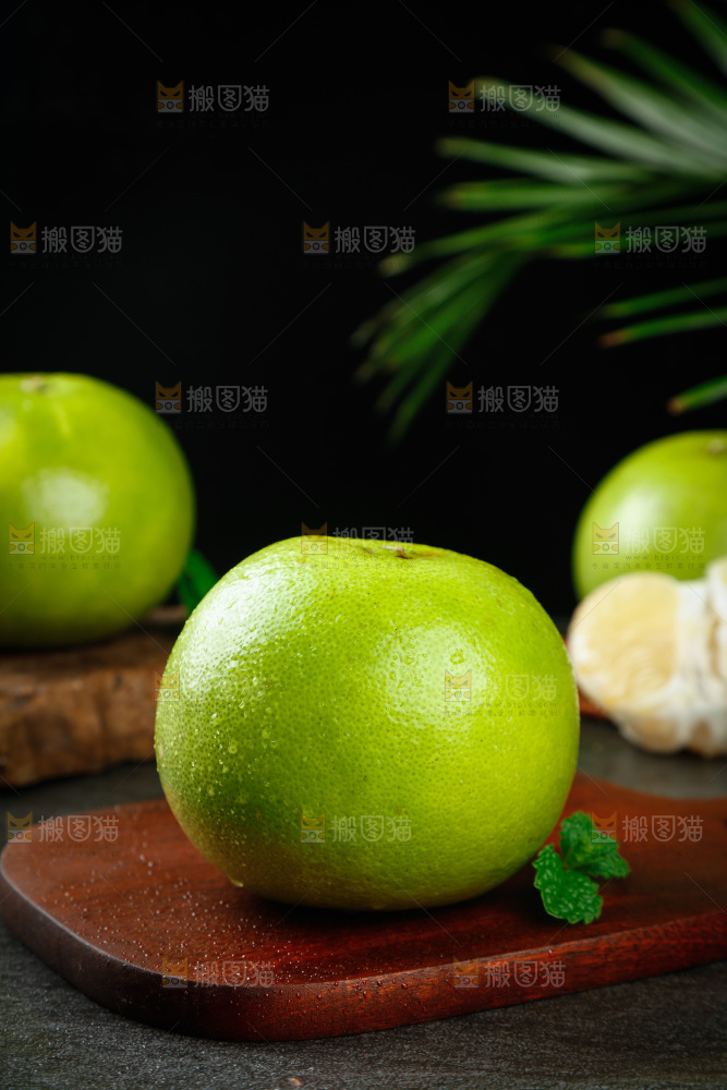 木板上放着新鲜葡萄柚