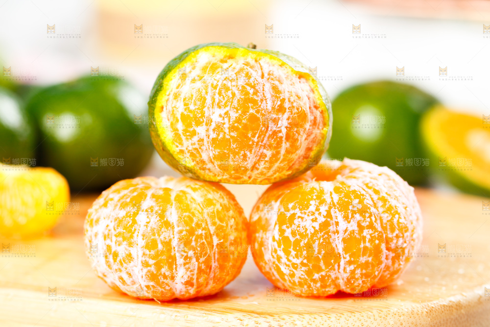 木板上放着清香蜜桔果肉