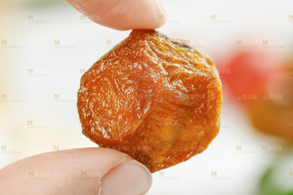 手里拿着新疆吊干杏脯