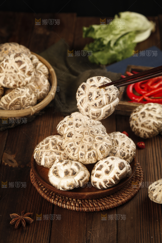 筷子上夹着干花菇