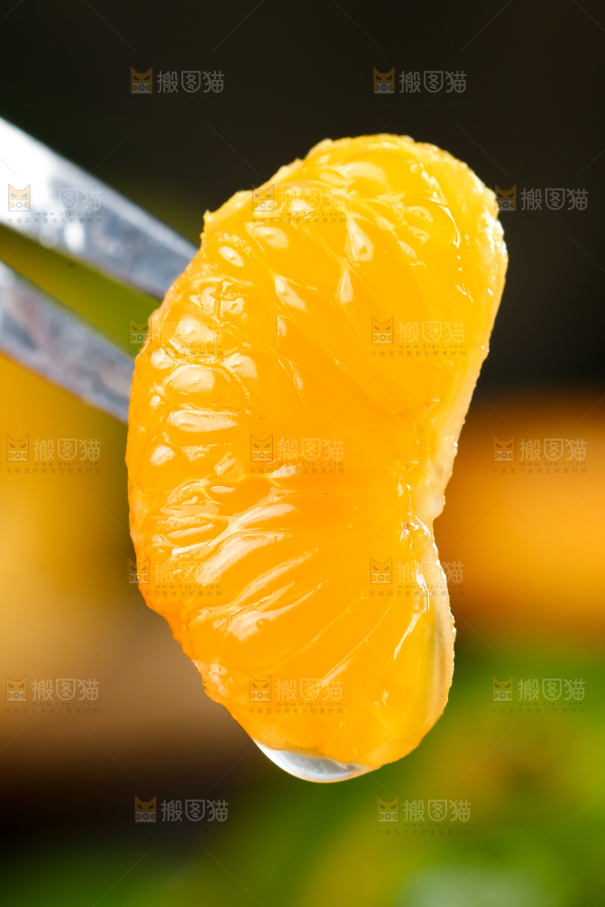 叉子上叉着蜜桔果肉