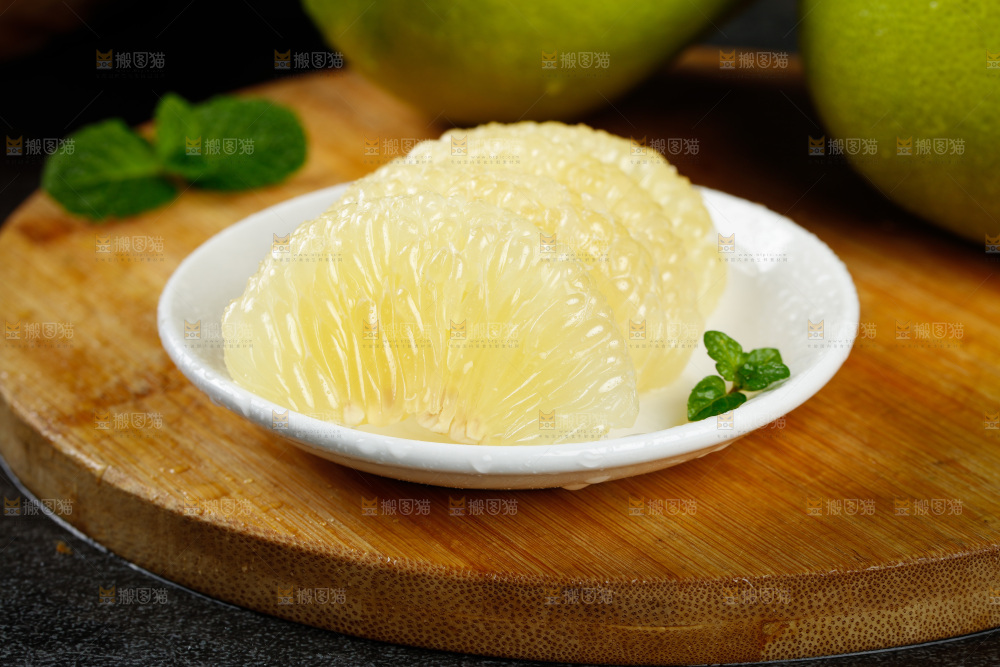 盘子里装着青葡萄柚果肉