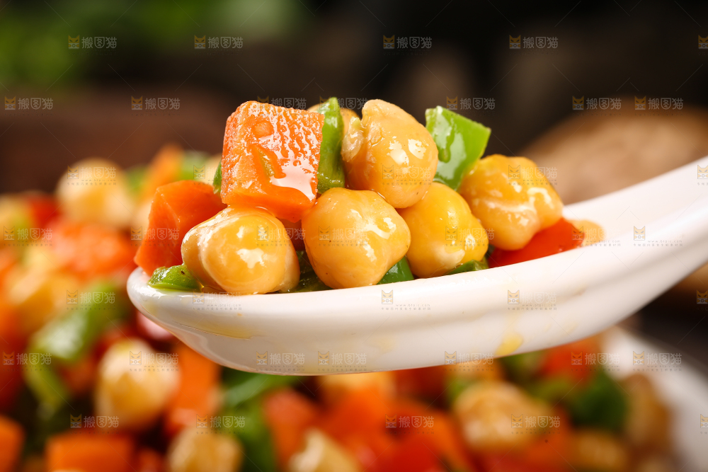 勺子里放着鹰嘴豆炒辣椒