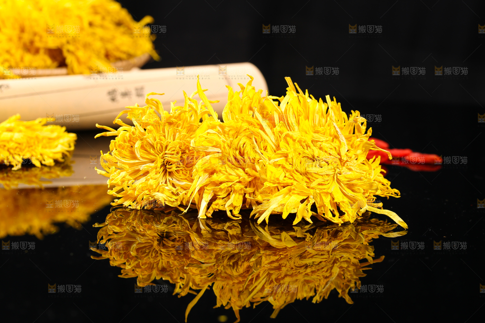 黑底上放着金丝皇菊