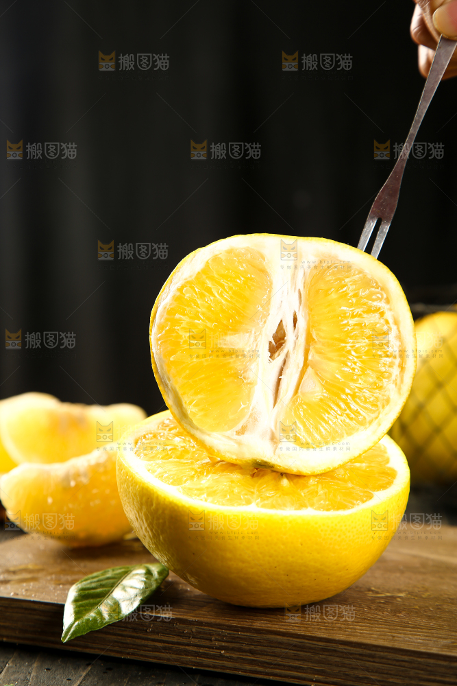 木板上放着黄金葡萄柚