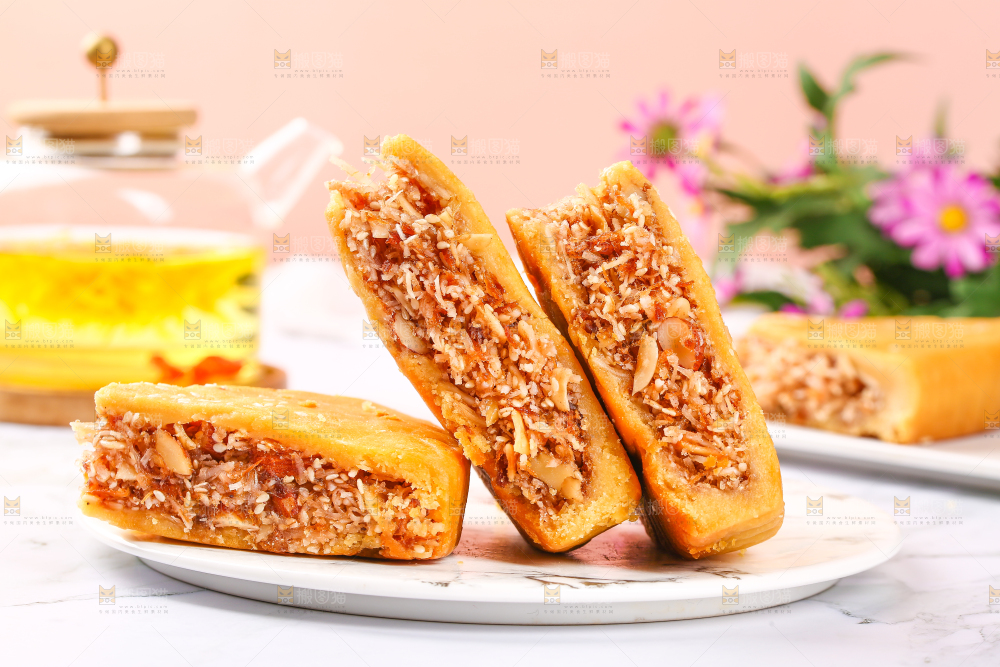 石板上放着切块的化州拖罗饼
