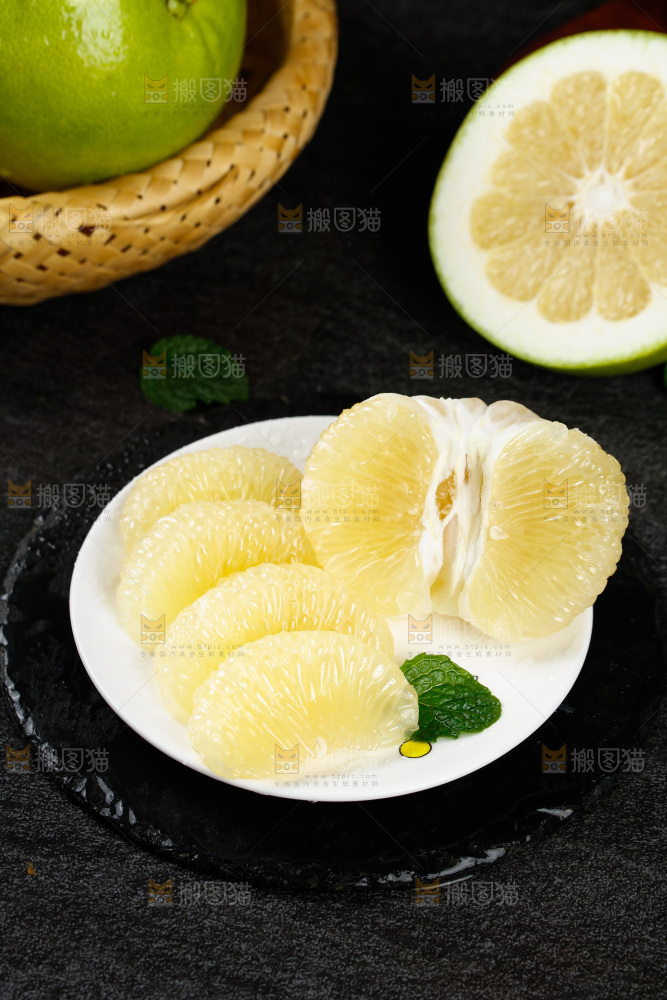 盘子里装着青葡萄柚果肉