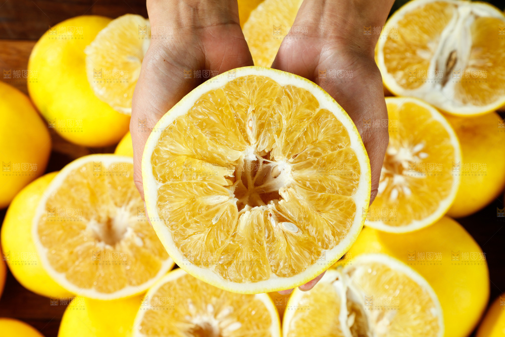 手里拿着葡萄柚