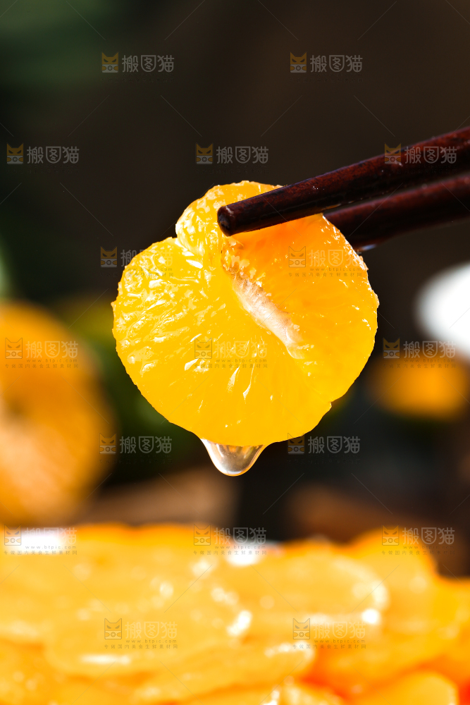 筷子上夹着蜜橘果肉