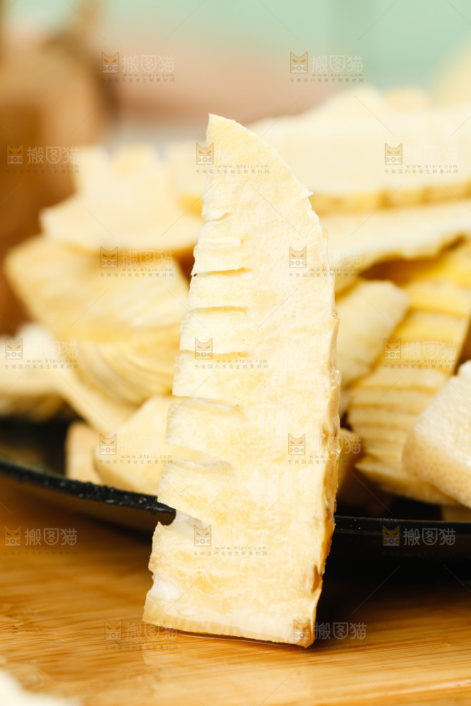 砧板上放着春笋切块
