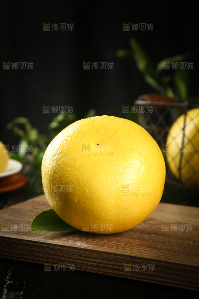 木板上放着黄金葡萄柚