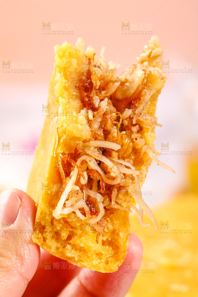 手里拿着椰丝饼