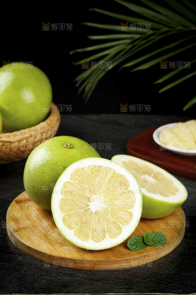 木板上放着葡萄柚