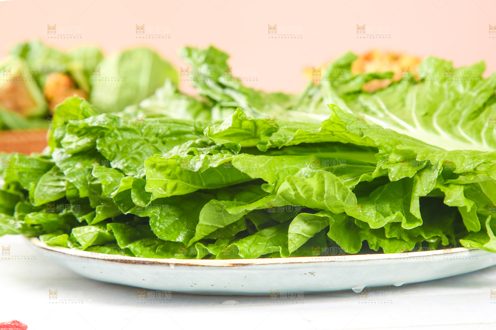 盘子里装着饭包叶