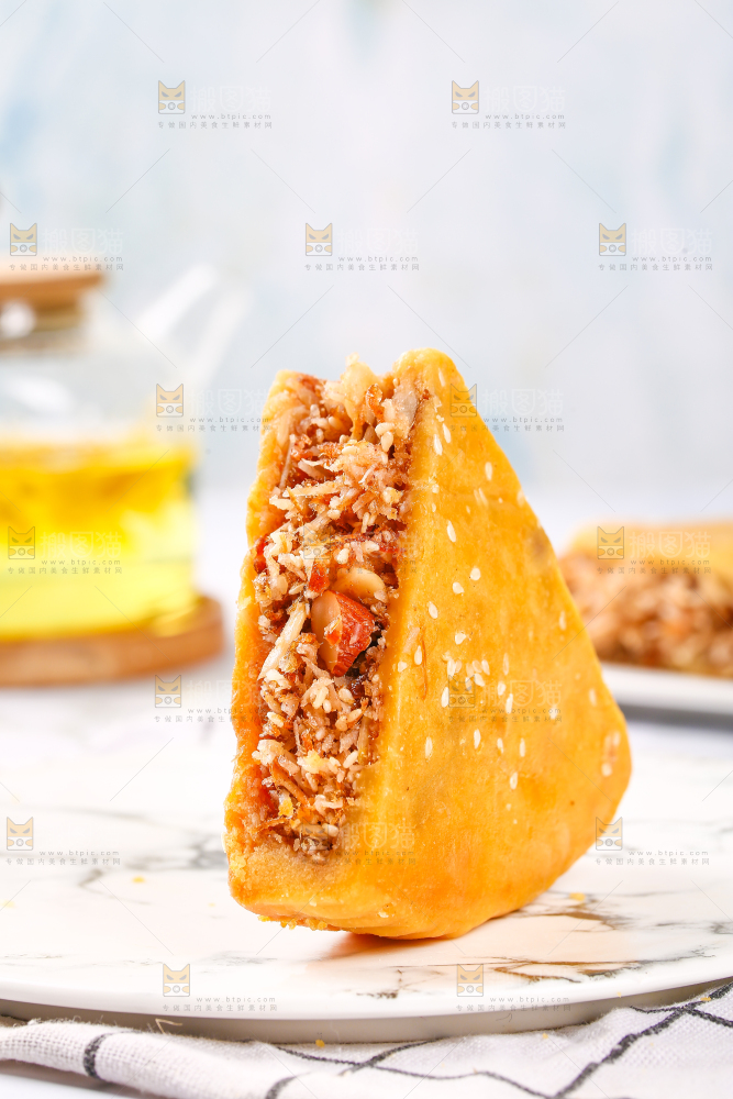 石板上放着切块的化州拖罗饼