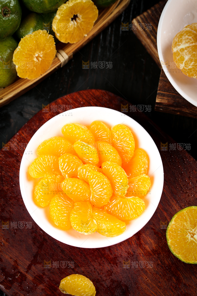 盘子里的蜜橘果肉