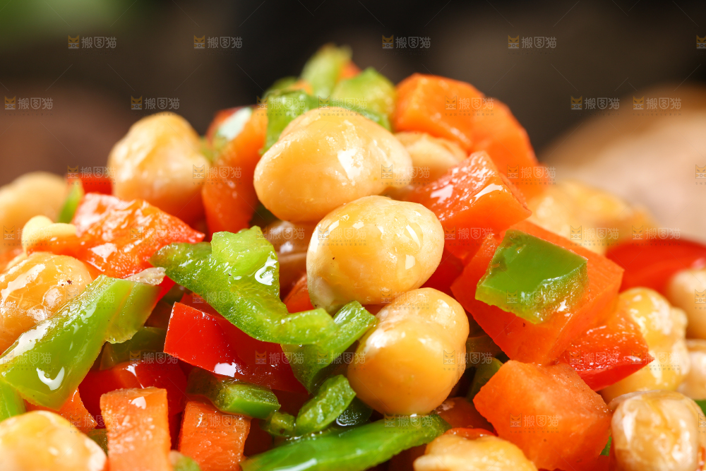 盘子里装着鹰嘴豆炒辣椒