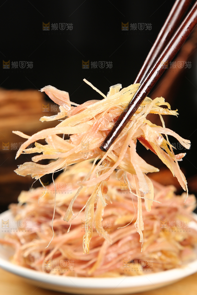 筷子上夹着鸡丝肉