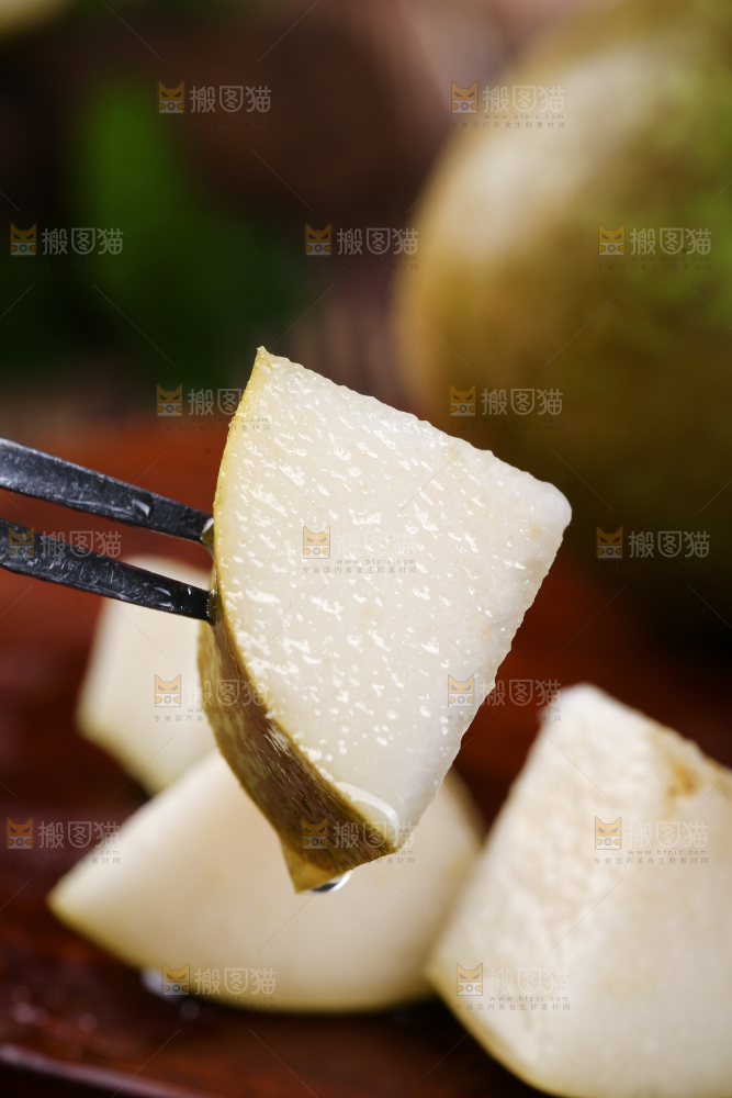 叉子上插着啤梨果肉