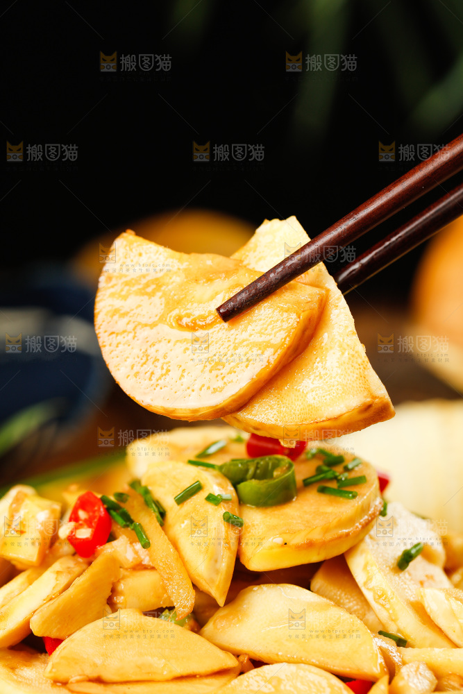 筷子上夹着冬笋烧辣椒