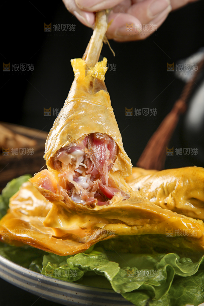 手里拿着风干鸡