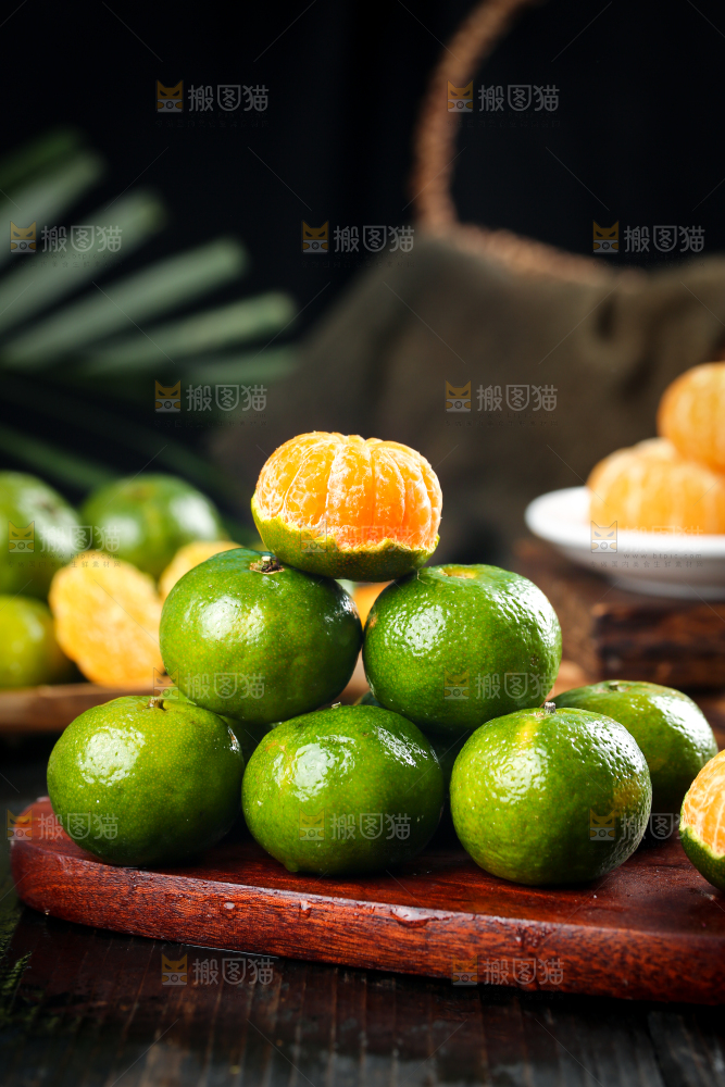 木板上放着一堆清香蜜桔