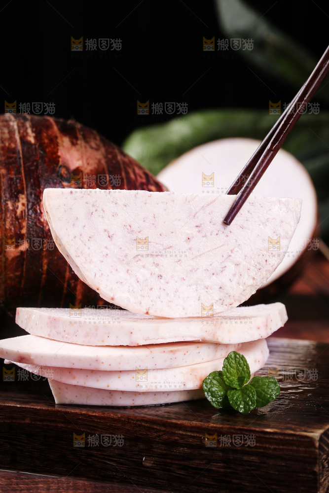 筷子上夹着芋头