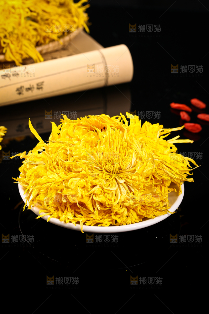 黑底上放着一盘金丝皇菊