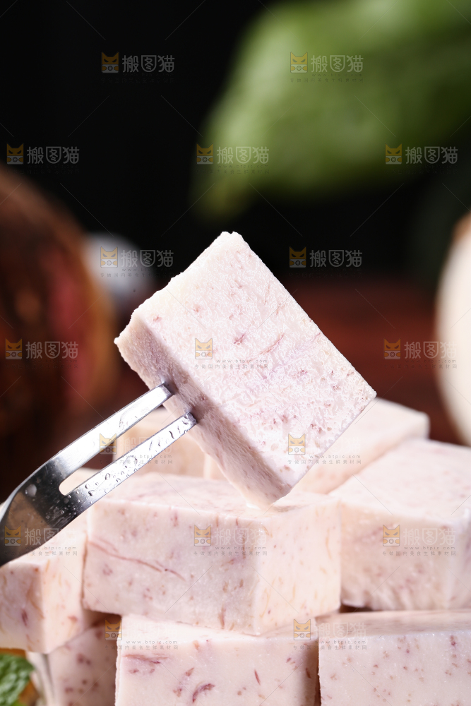 叉子上插着芋头果肉