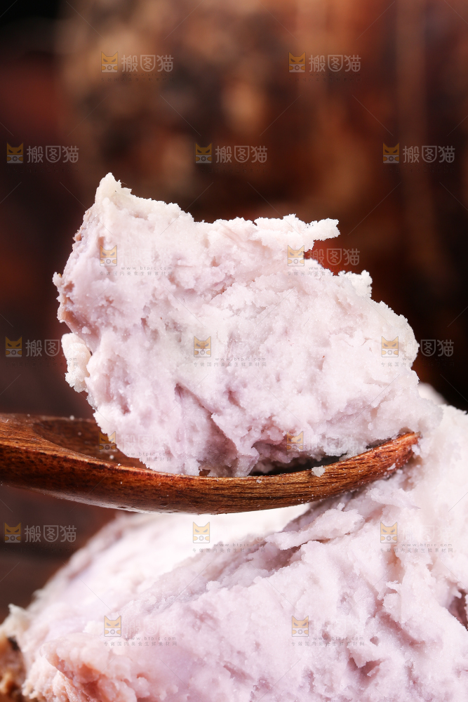勺子上舀着芋头