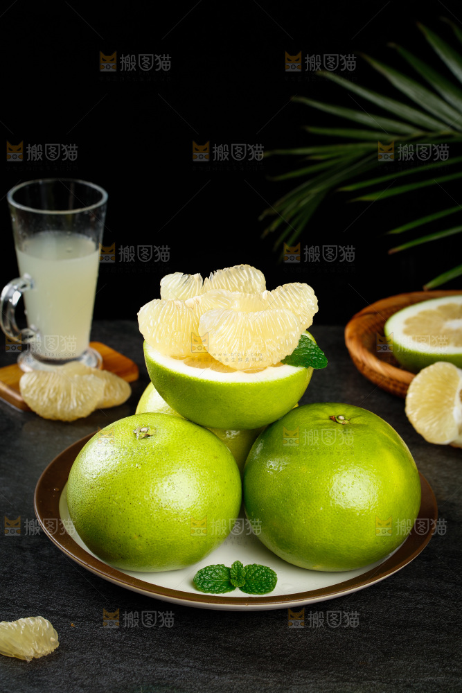 黑底上放着一盘青葡萄柚