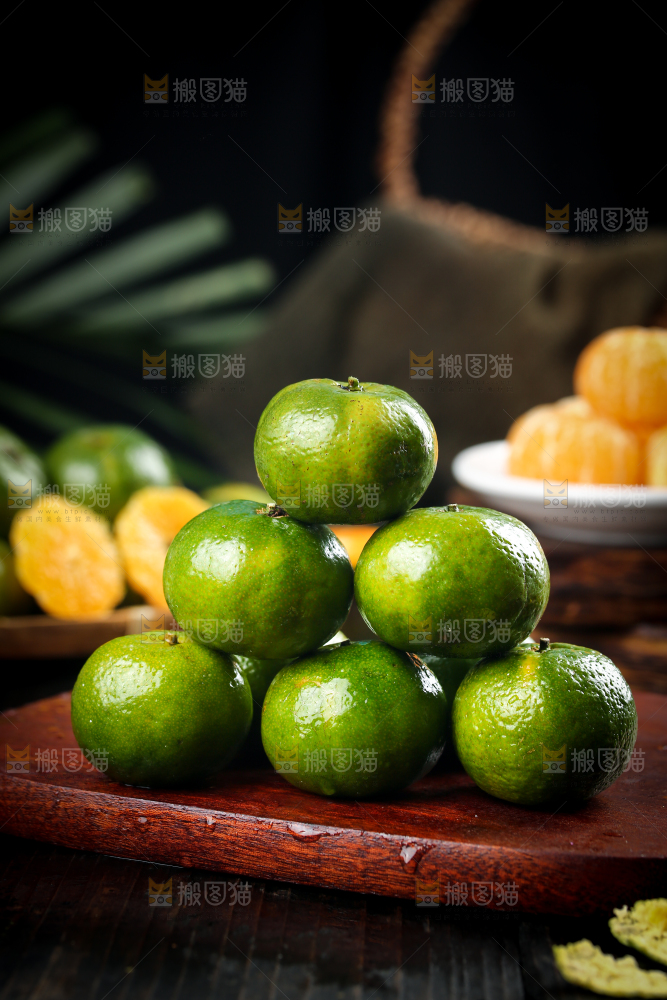 木板上放着一堆清香蜜桔