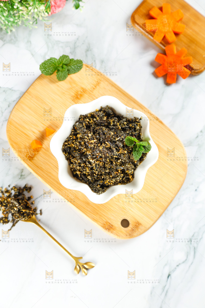 砧板上放着一碟海苔碎