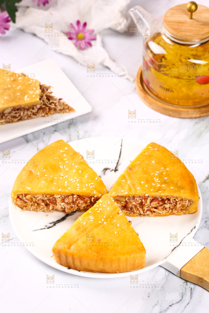 盘子里装着化州拖罗饼切块