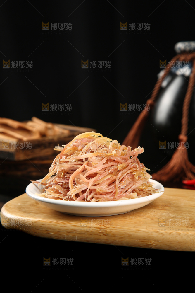 木板上放着一盘鸡肉丝