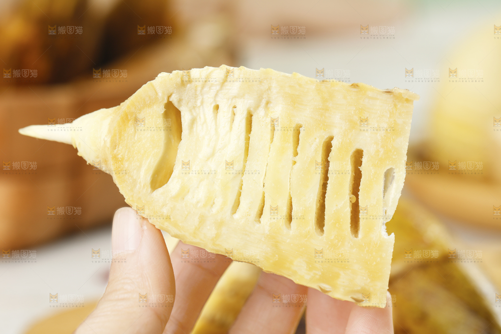 手里拿着冬笋