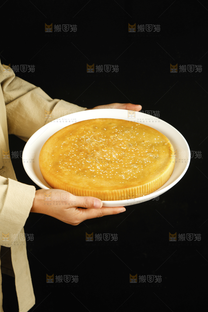 手里端着一盘化州拖罗饼