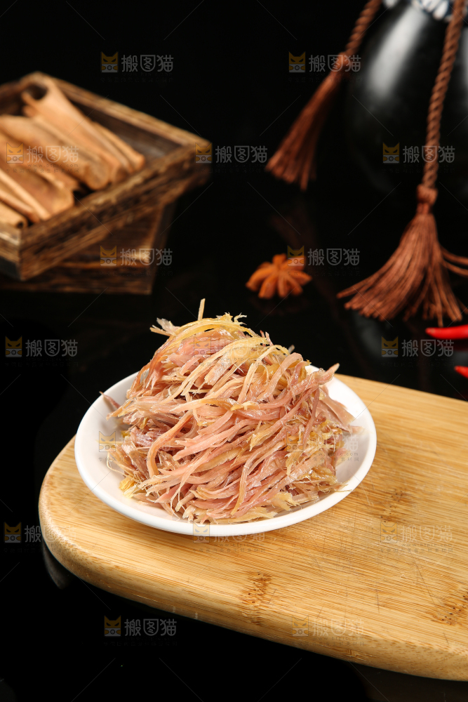 木板上放着一盘鸡肉丝