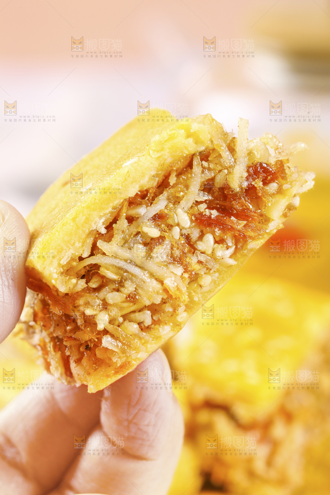 手里拿着五仁椰丝饼