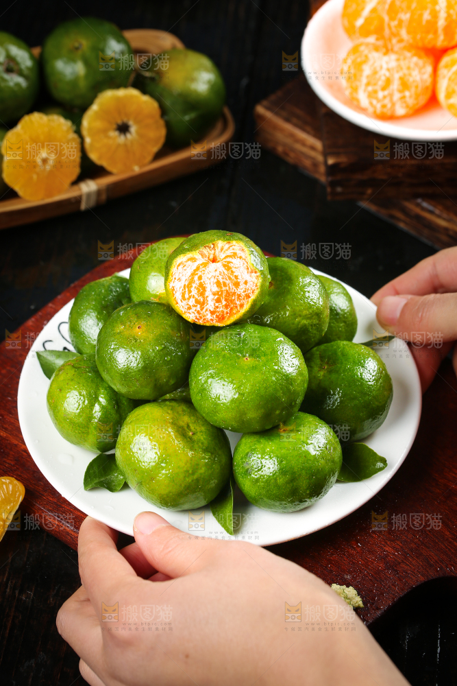 手里端着一盘清香蜜橘