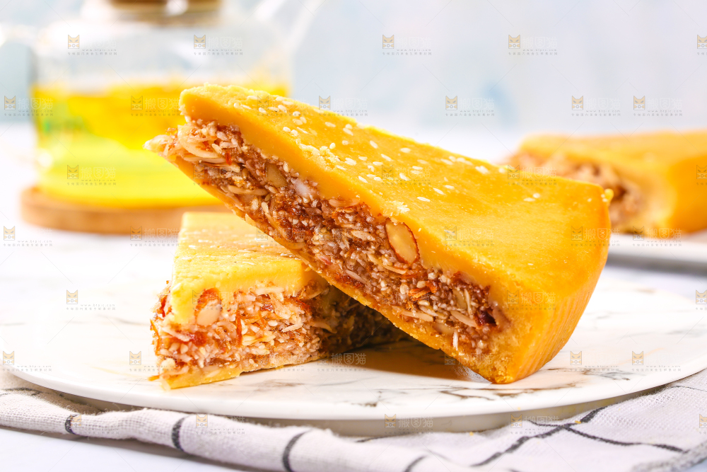 石板上放着切块的化州拖罗饼